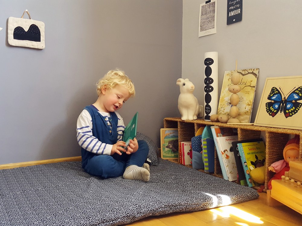 Un coin jeu et lecture dans la chambre d'un bébé de 2 ans et demi - Merci  Suzy
