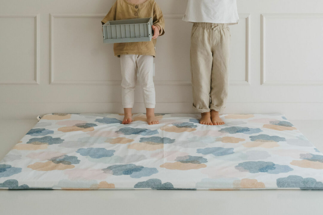 Tapis d'éveil motricité entre toi et moi nuages colorés oeko-tex