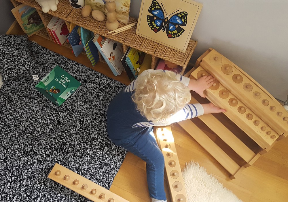 Un coin jeu et lecture dans la chambre d'un bébé de 2 ans et demi - Merci  Suzy