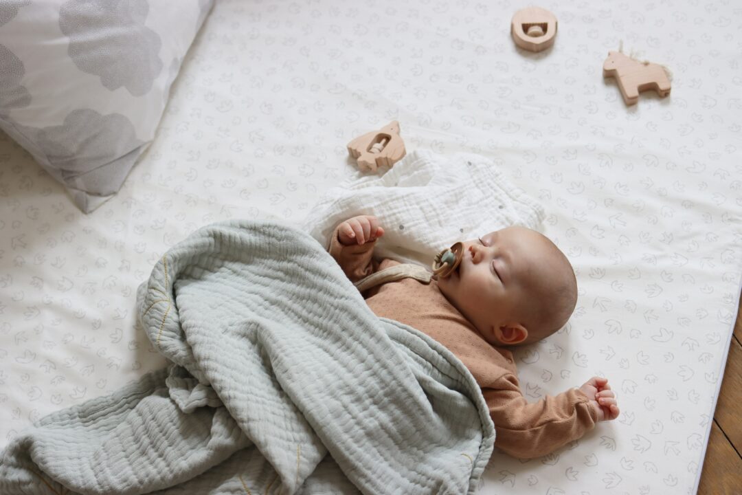 Tapis d'éveil les choses précieuses motif exclusif hirondelles grises Montessori